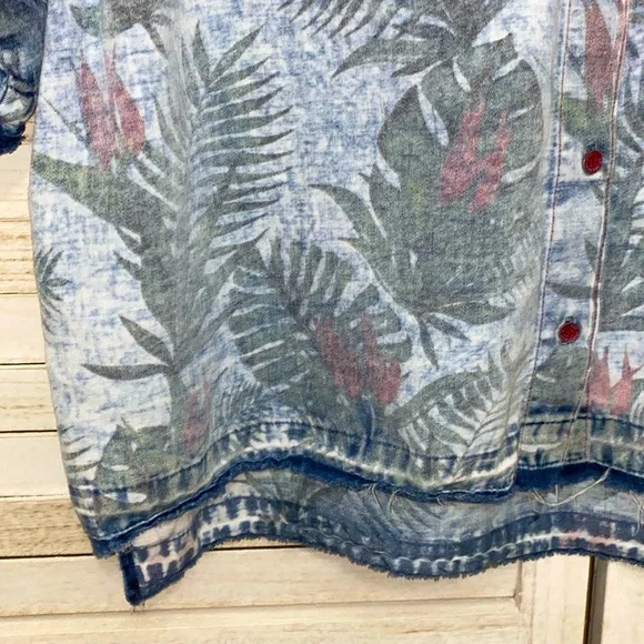 True Religion Women’s Boxy Step Hem Top Muted Floral. Size Small - Picture 5 of 10